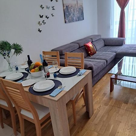Mariposa, Apartment With Balcony, Private Parking In The Garage, Near The Biggest Shopping Center Mall Of 斯普利特 外观 照片