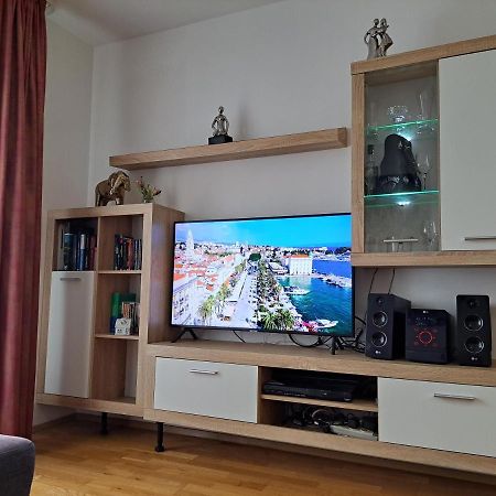 Mariposa, Apartment With Balcony, Private Parking In The Garage, Near The Biggest Shopping Center Mall Of 斯普利特 外观 照片