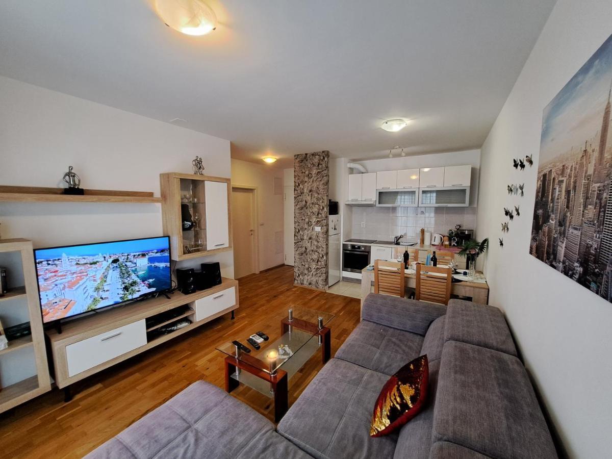 Mariposa, Apartment With Balcony, Private Parking In The Garage, Near The Biggest Shopping Center Mall Of 斯普利特 外观 照片