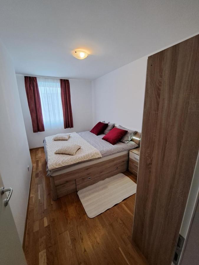 Mariposa, Apartment With Balcony, Private Parking In The Garage, Near The Biggest Shopping Center Mall Of 斯普利特 外观 照片