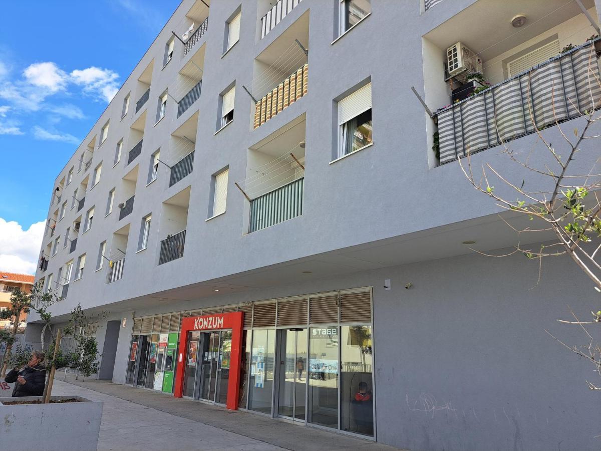 Mariposa, Apartment With Balcony, Private Parking In The Garage, Near The Biggest Shopping Center Mall Of 斯普利特 外观 照片